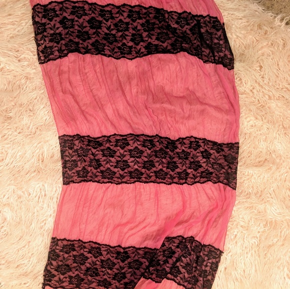 Pink and Black Lace Scarf - Picture 3 of 3